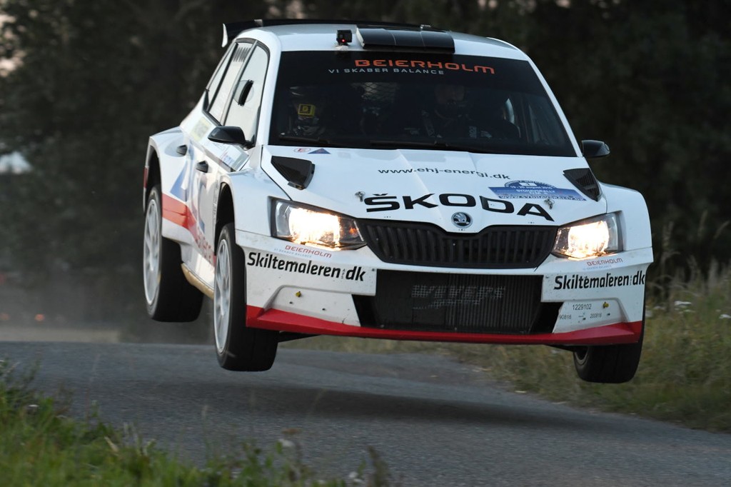 Fra starten af Sydhavsrally 2016 fredag aften var Esben Hegelund flyvende i sin Skod Fabia R5 - og han holdt tempoet højt hele vejen til mål i Horslunde lørdag eftermiddag
(Foto: Morten Dam/Specialpressen)